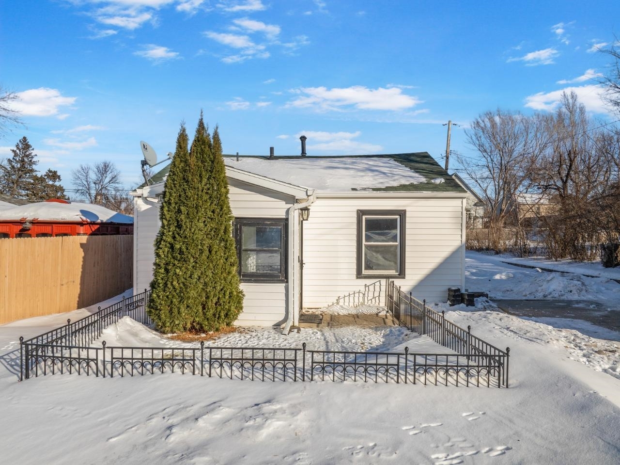 Property Photo:  1123 Main St S  ND 58701 