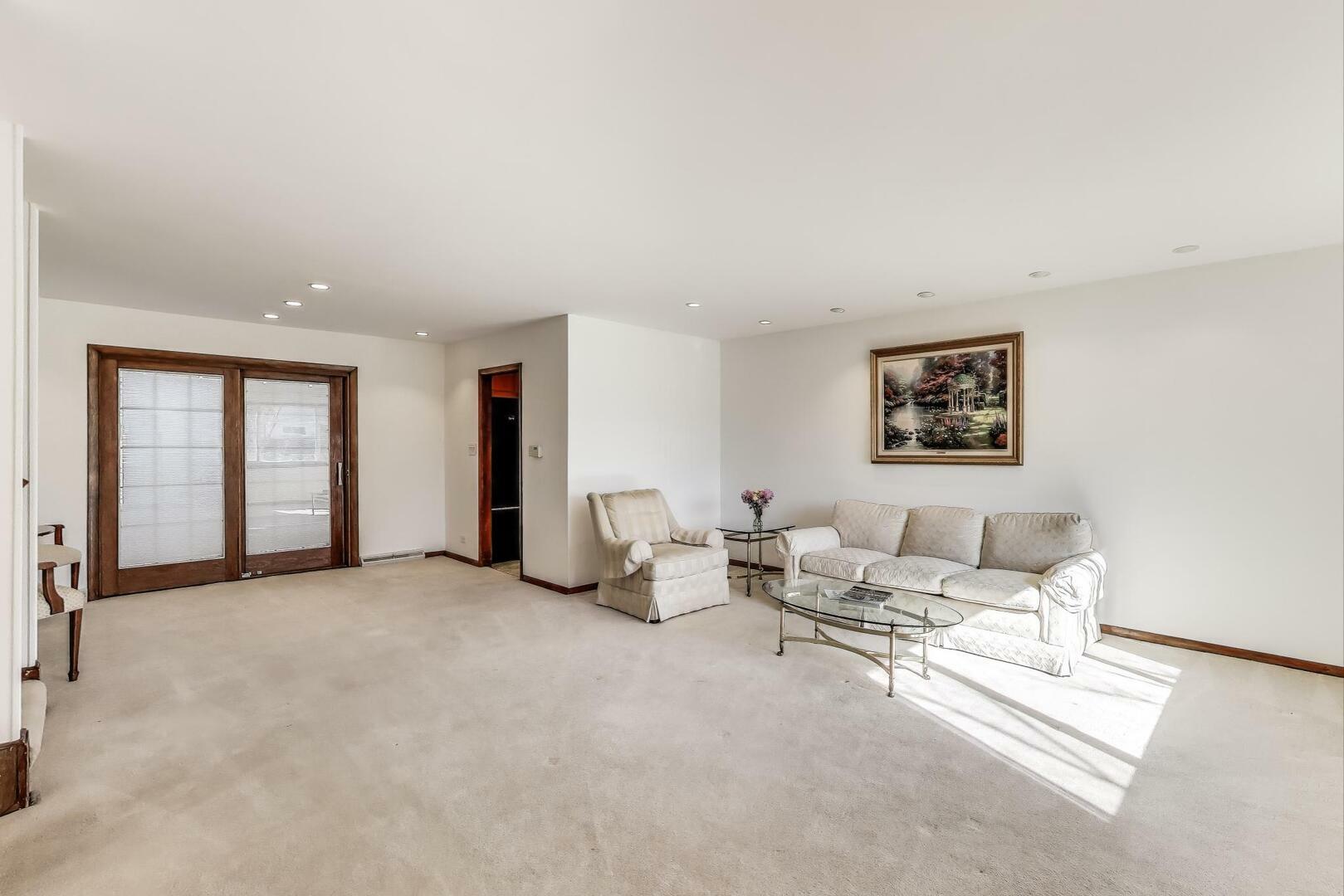 Property Photo: 1030 Horne Terrace IL 60016