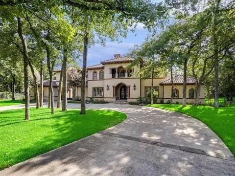 Property Photo: 19 Wyck Hill Lane TX 76262