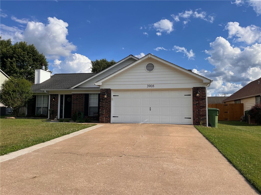 Property Photo:  3908 W Locust Street  AR 72756 