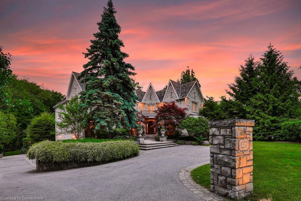 Property Photo: 1257 Tecumseh Park Drive ON L5H 2W5