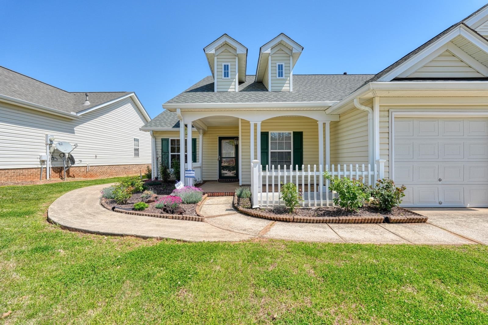 Property Photo: 469 Etowah Drive SC 29376