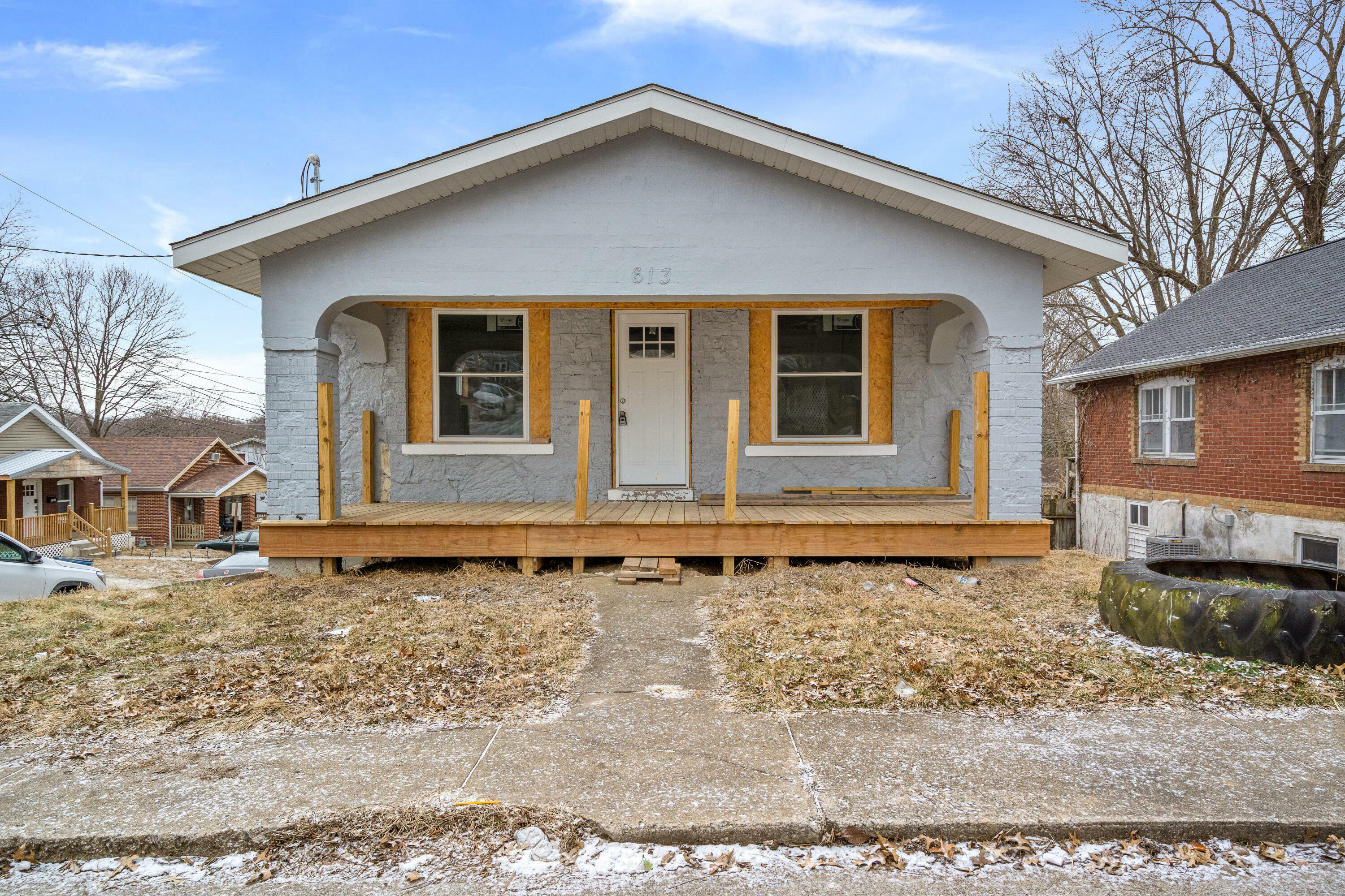 Property Photo:  613 Houchin St  MO 65101 