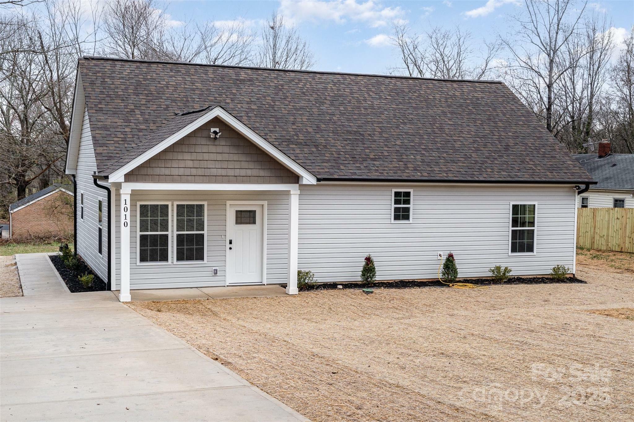 Property Photo: 1010 Wilmouth Street NC 28152