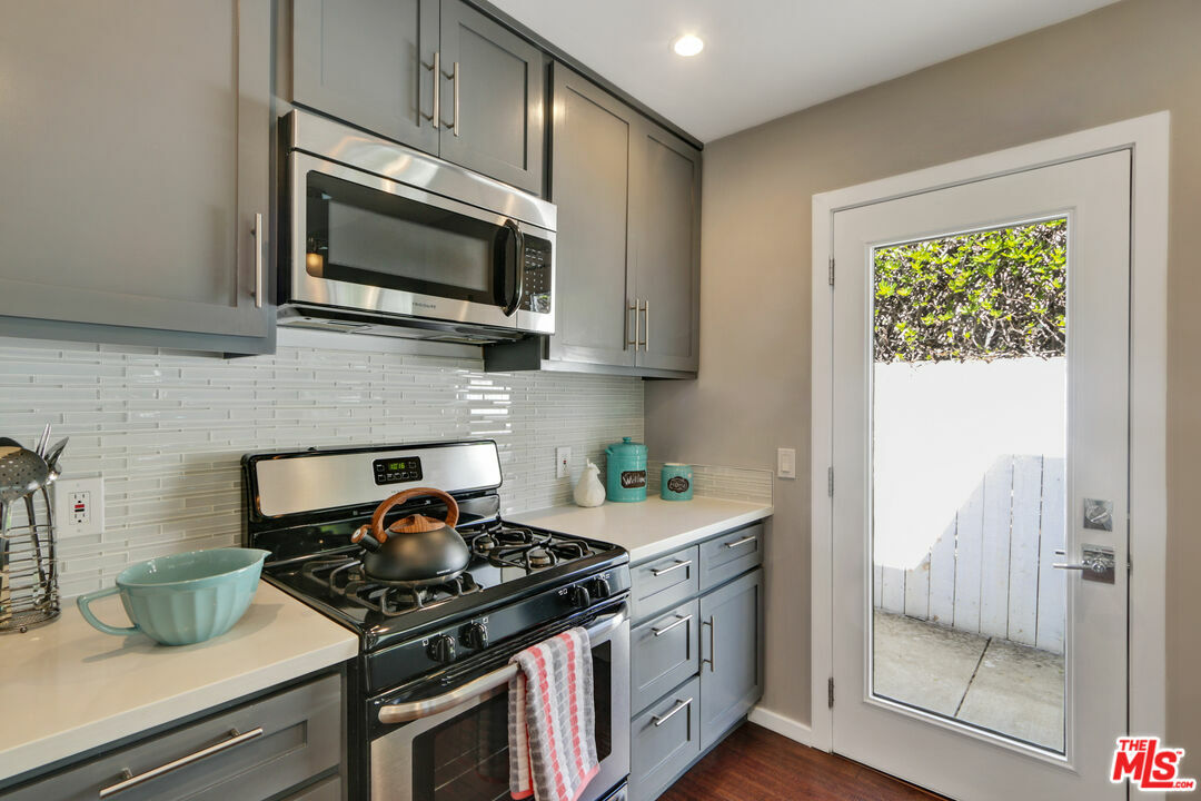 Property Photo:  811  N West Knoll Dr  CA 90069 