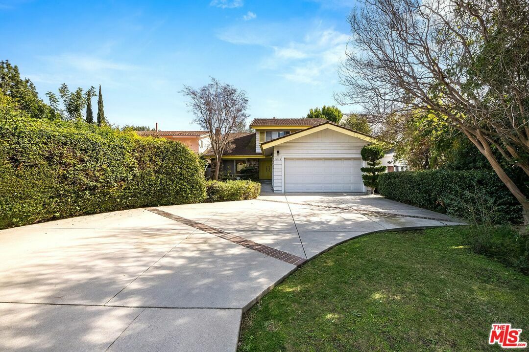 Property Photo:  5032   Bluebell Ave  CA 91607 