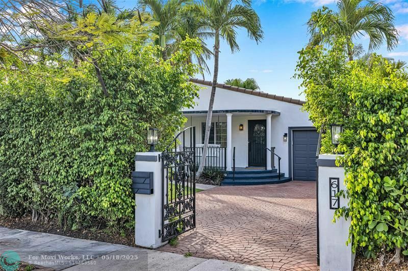 Property Photo: 617 N Victoria Park Rd FL 33304