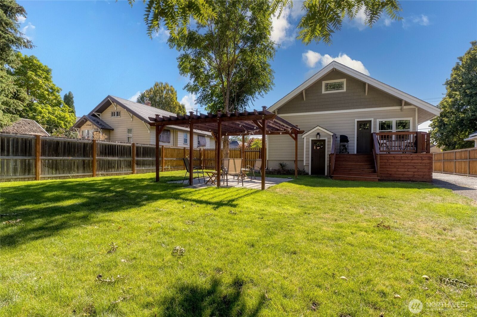 Property Photo: 609 Pleasant Street WA 99362