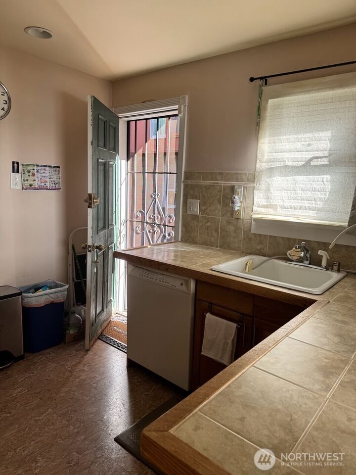 Property Photo: 830 NE 67th Street WA 98114