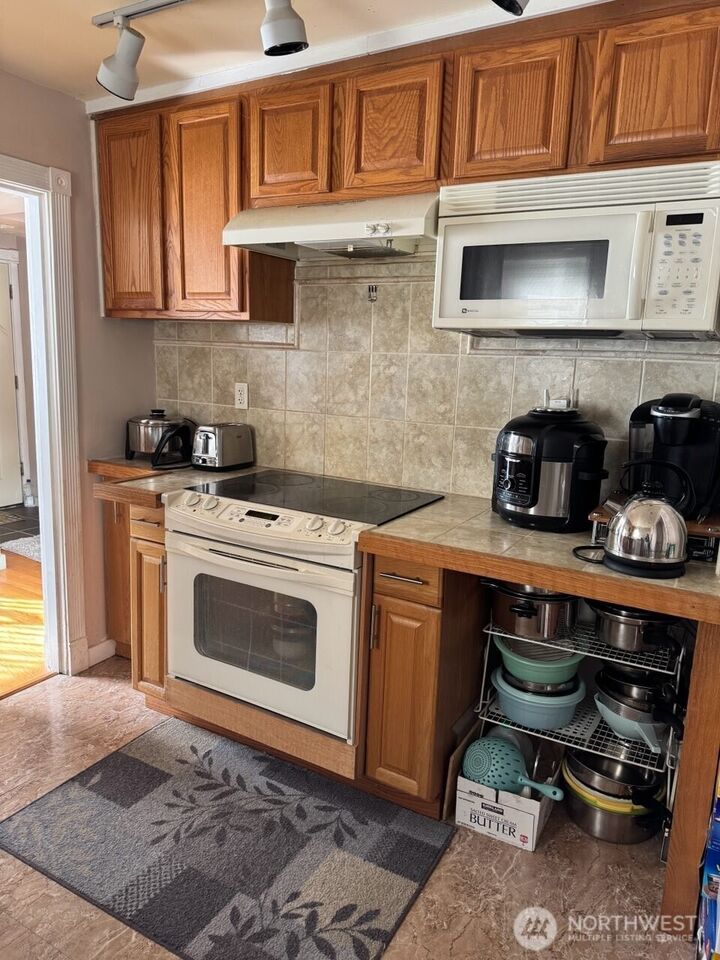 Property Photo:  830 NE 67th Street  WA 98114