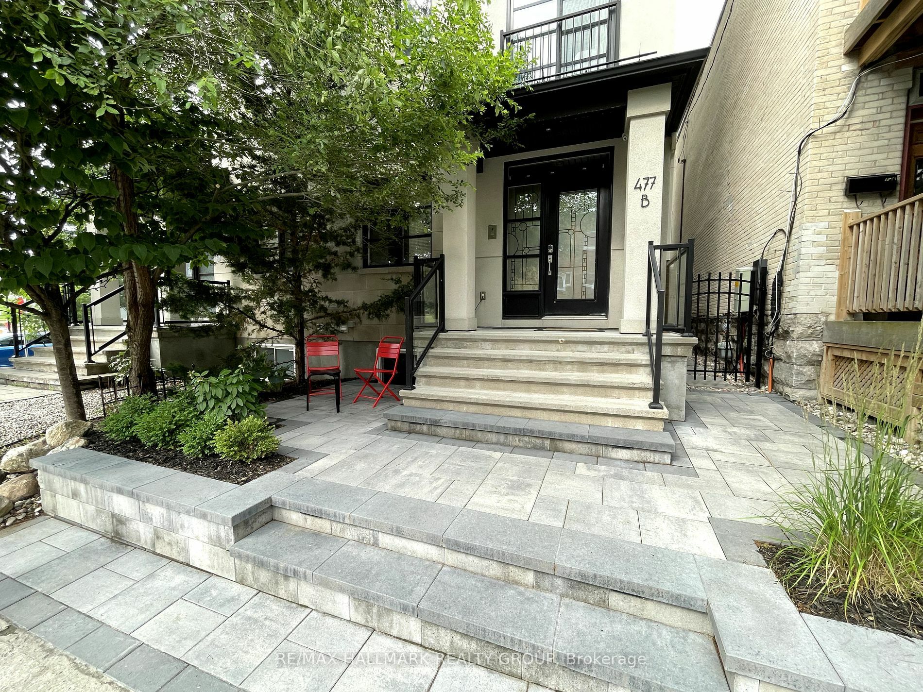 Property Photo:  477B Metcalfe St  ON K1S 3N7 