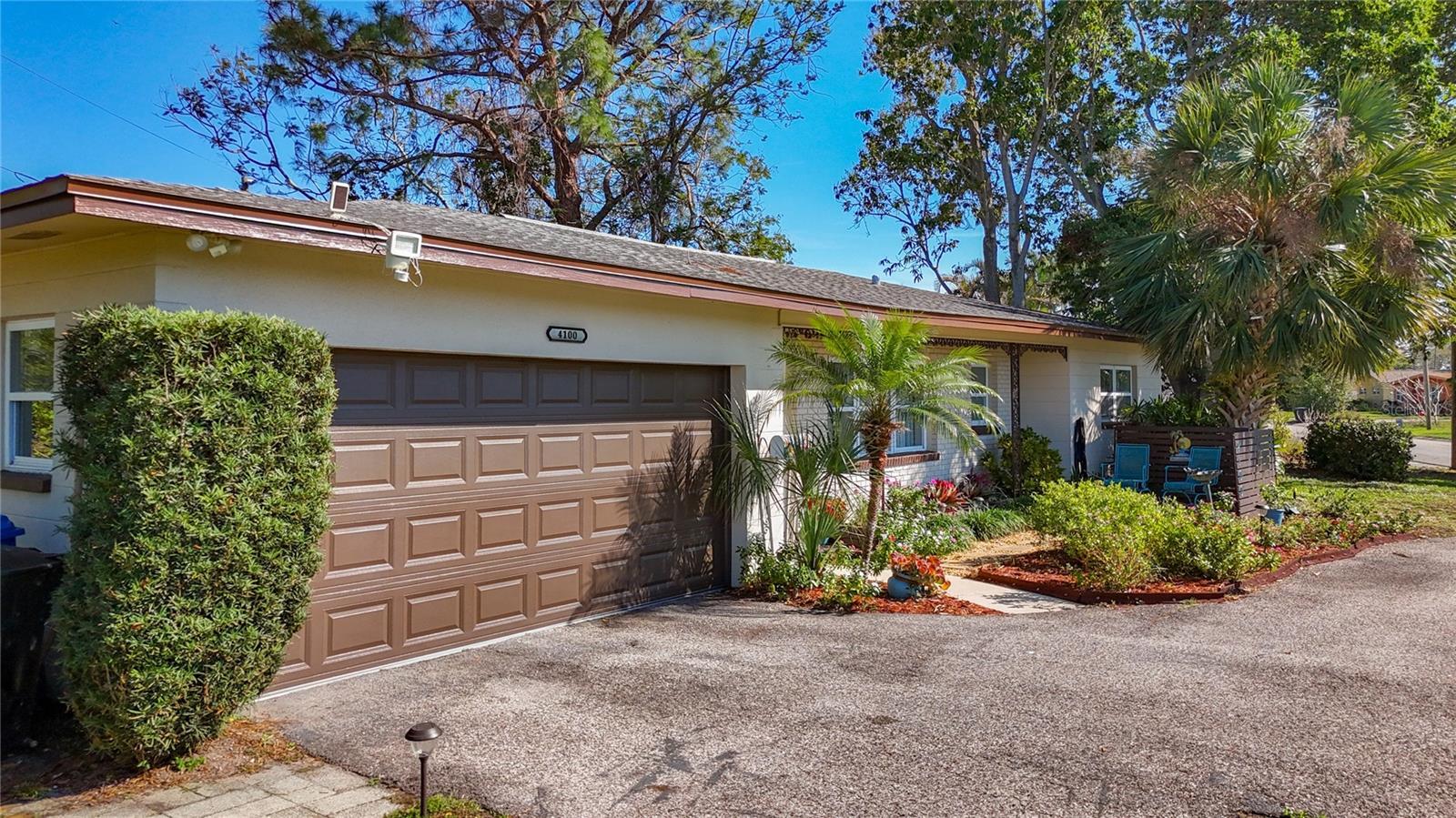 Property Photo: 4100 Narvarez Way S FL 33712