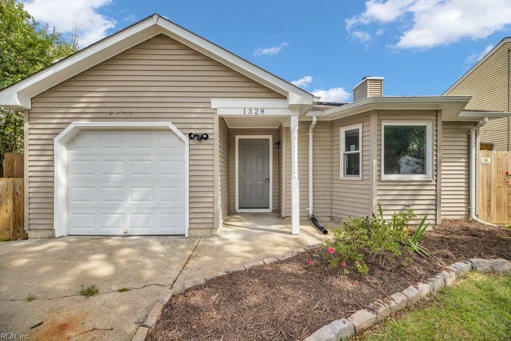 Property Photo: 1328 Chickadee Ln VA 23454