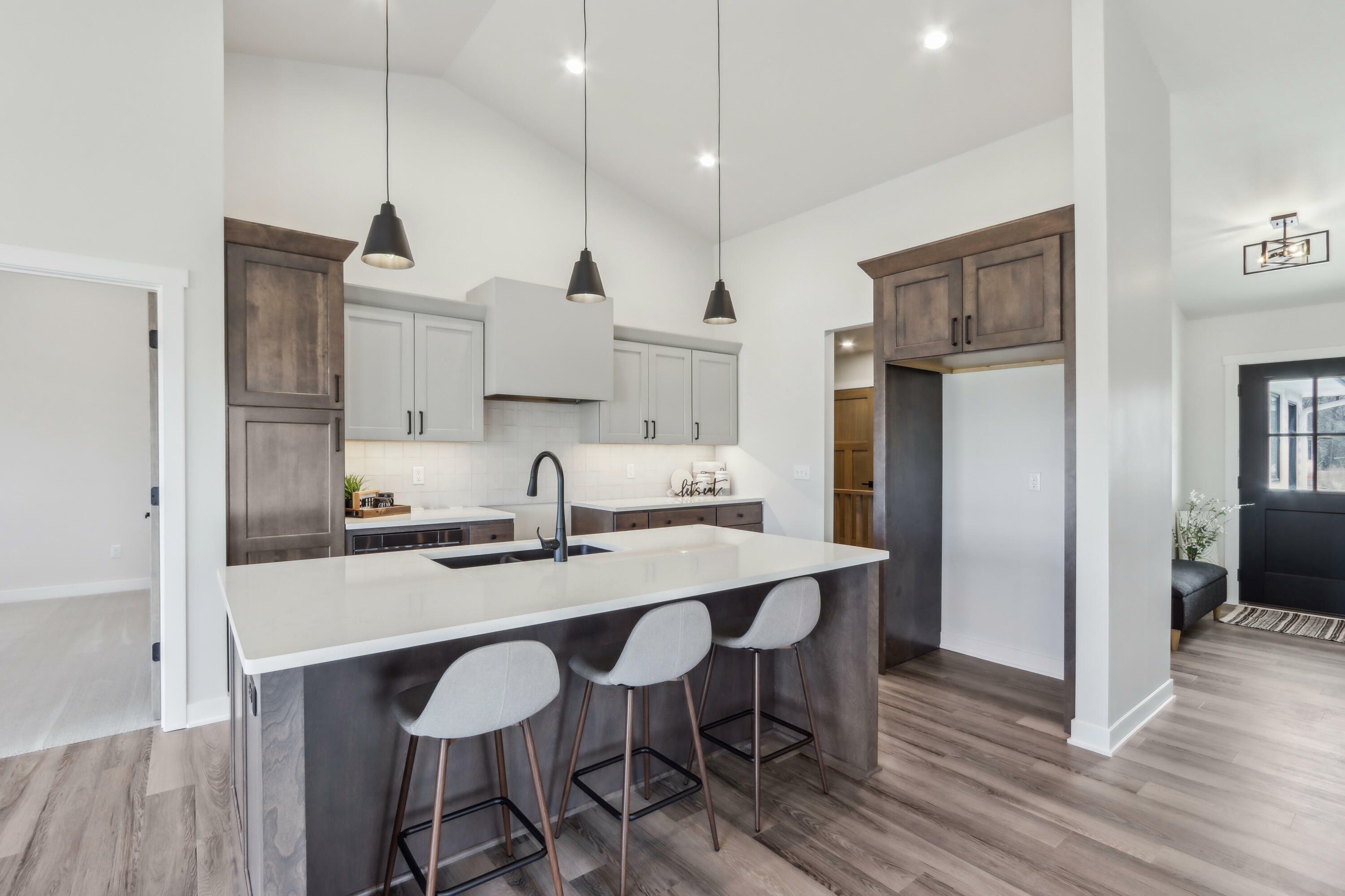 Property Photo:  527 Raybern Ct 10  WI 53075 