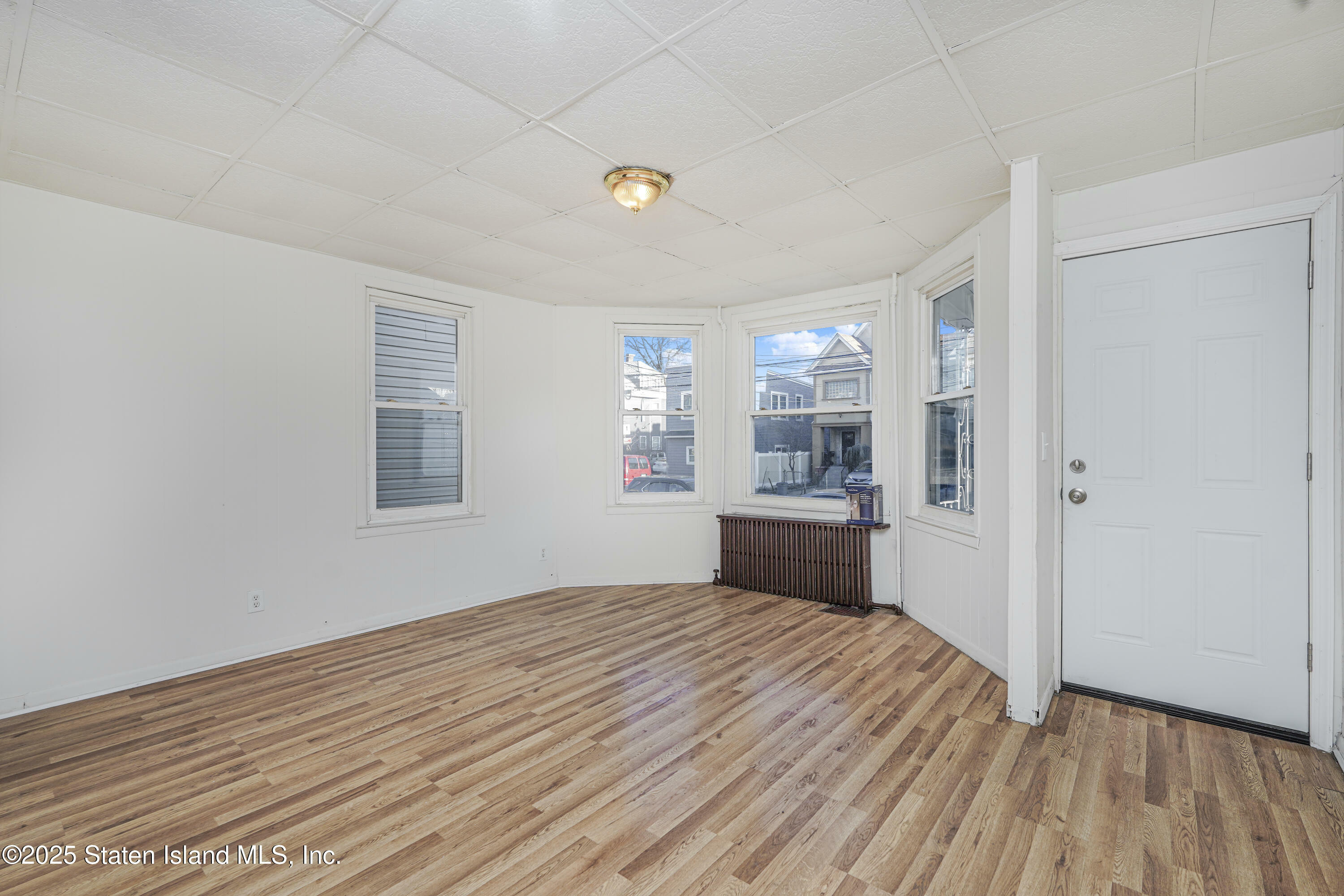 Property Photo:  952 Post Avenue  NY 10302 