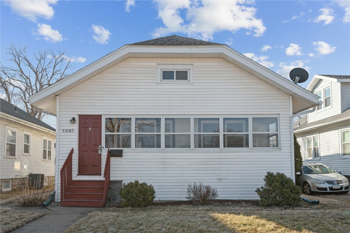 Property Photo:  1061 G Avenue NW  IA 52405 