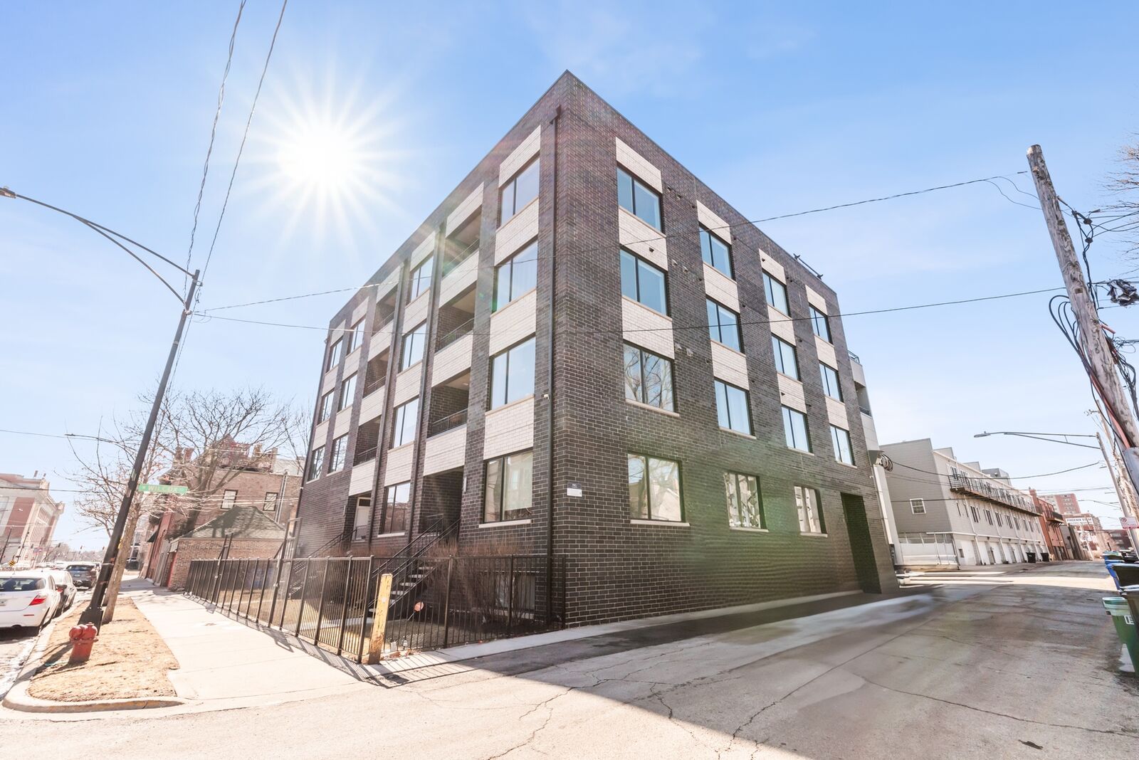 Property Photo: 2303 W Wilcox Street 4E IL 60612