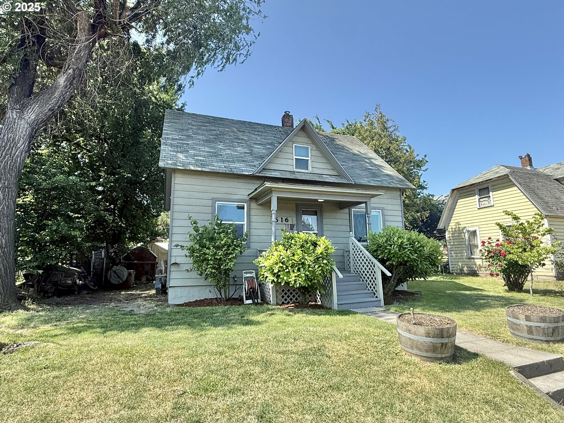 Property Photo: 616 E 11th St OR 97058