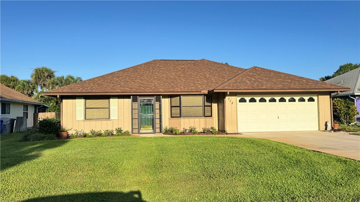Property Photo: 713 24th Square FL 32962