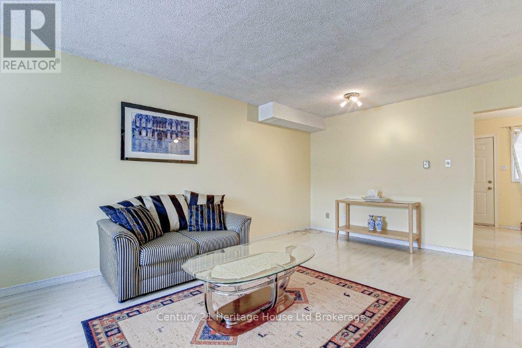 Photo de la propriété: 1215 Cheapside Street 2 ON N5Y 5J9