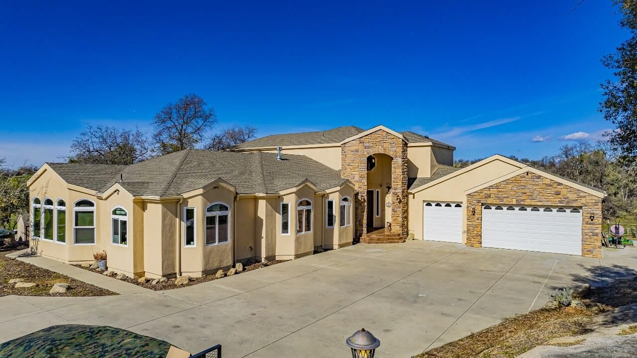 Property Photo: 33099 Road 800 CA 93653