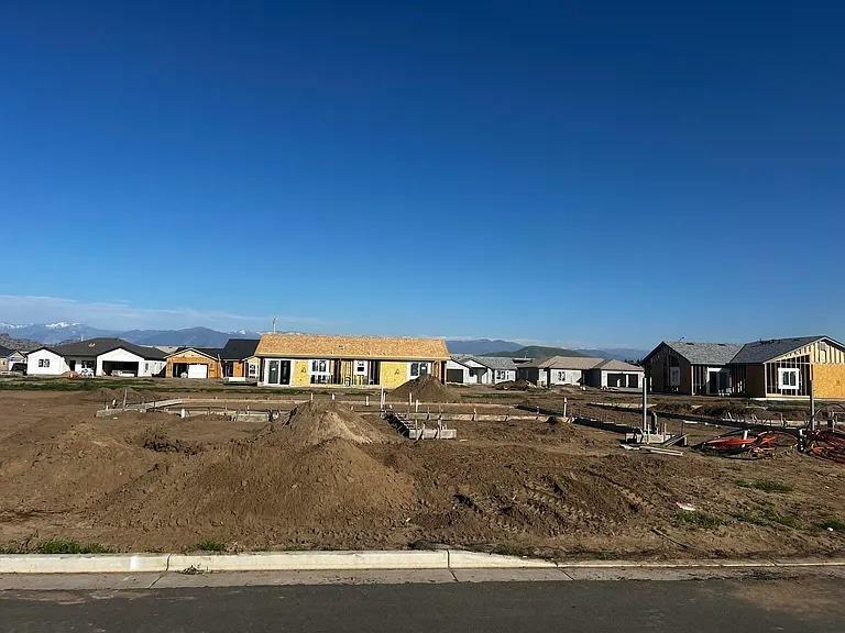 Property Photo:  1172 Creekside Place W  CA 93257 