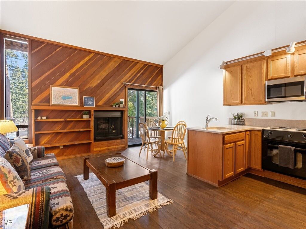 Property Photo: 1300 Regency Way 33 CA 96148