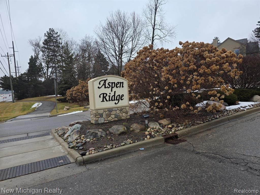 Property Photo:  6396 Aspen Ridge Boulevard  MI 48322 4435 