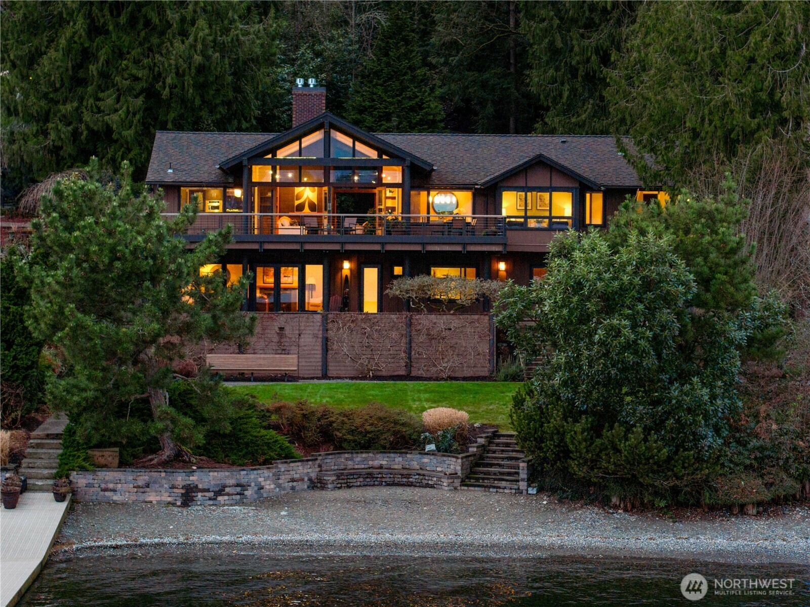 Property Photo:  1402 W Lake Sammamish Parkway SE  WA 98008 