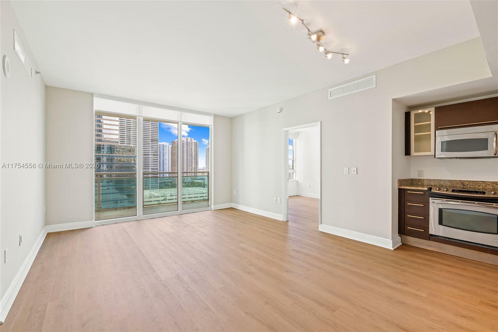 Property Photo:  950 Brickell Bay Dr 1606  FL 33131 