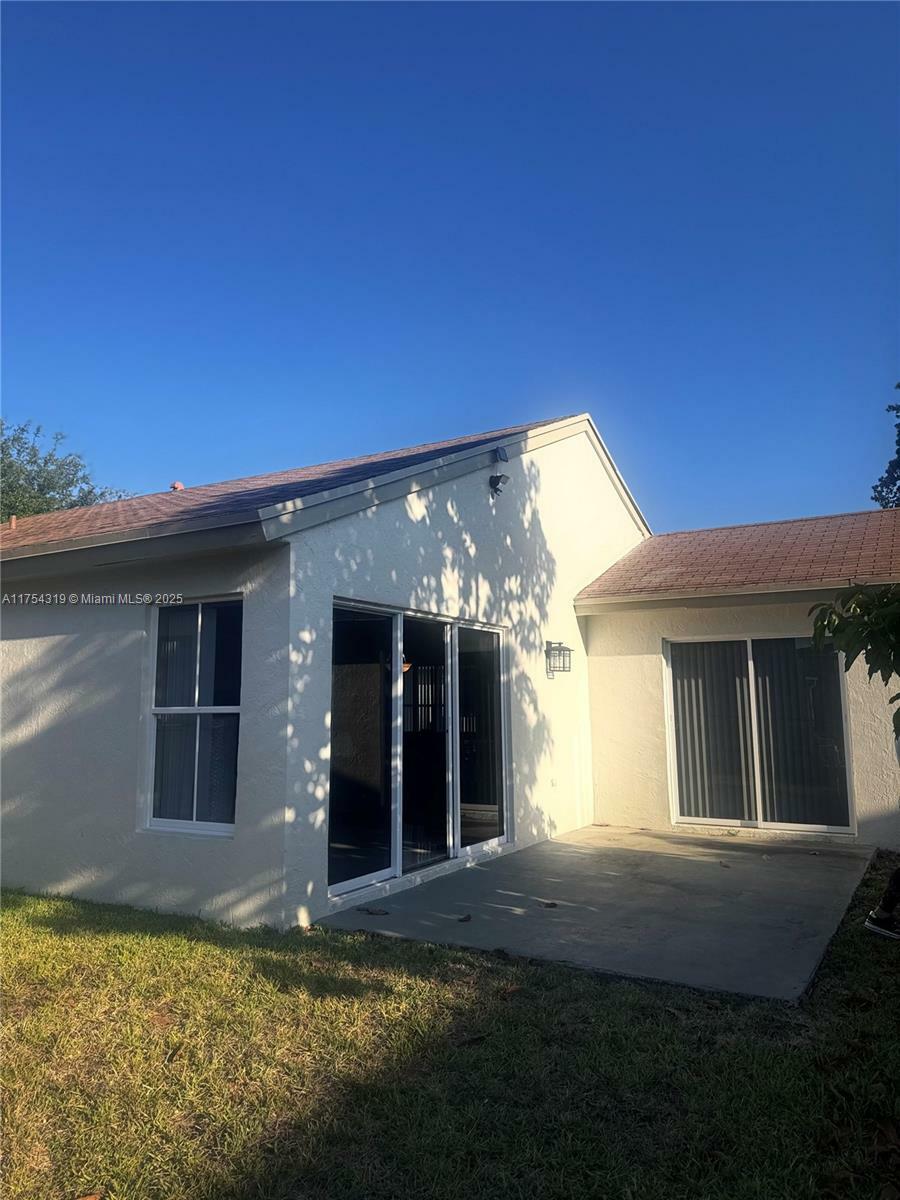 Property Photo: 162 NW 207th Ave FL 33029