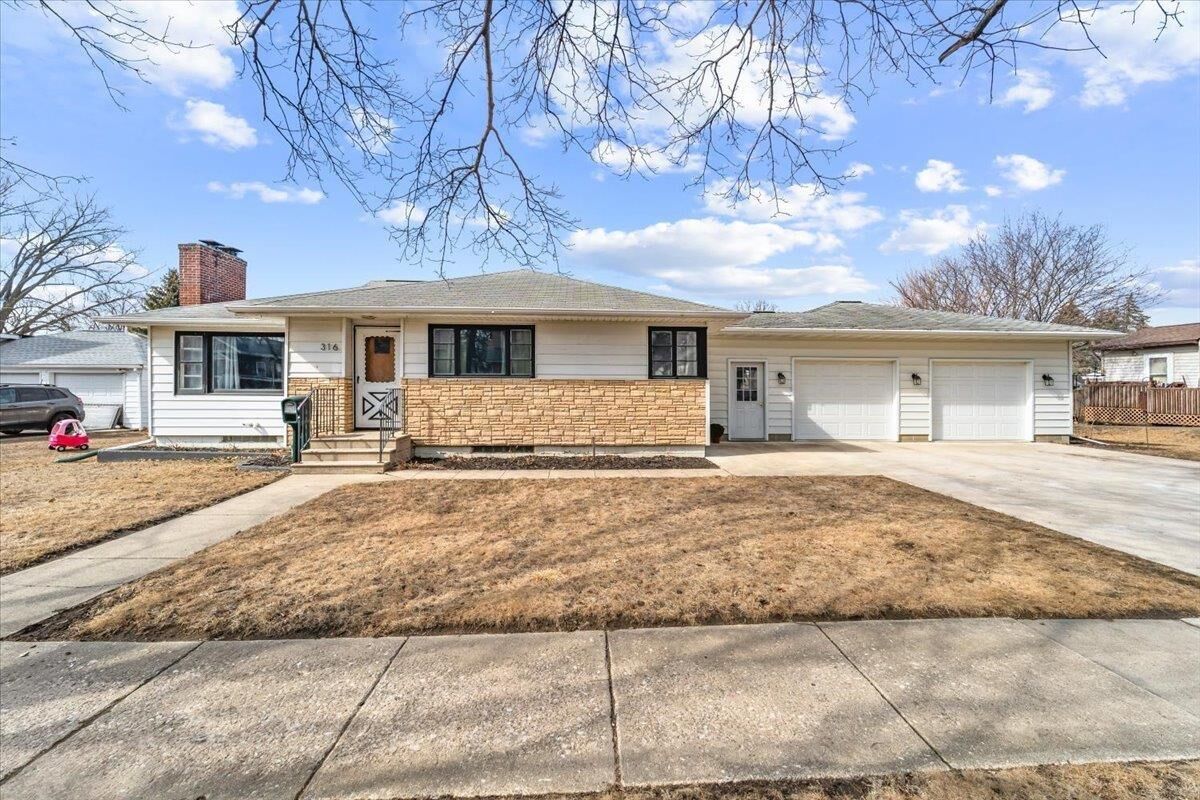 Property Photo: 316 3rd Ave SE IA 50662