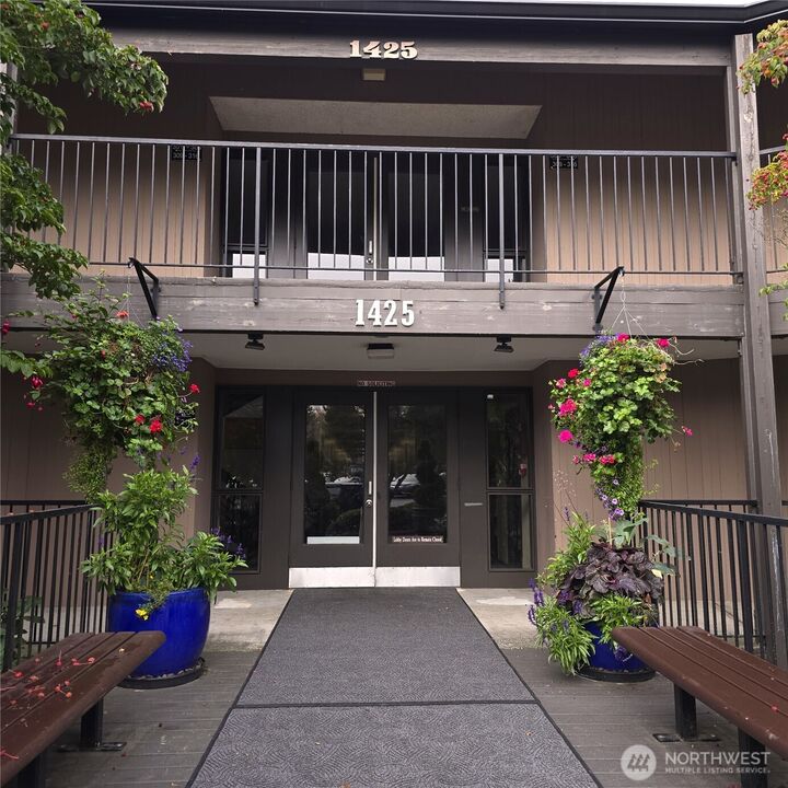 Property Photo: 1425 S Puget Drive 211 WA 98055