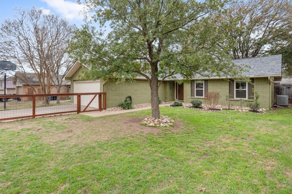 Property Photo:  6904 Meadow Run  TX 78745 