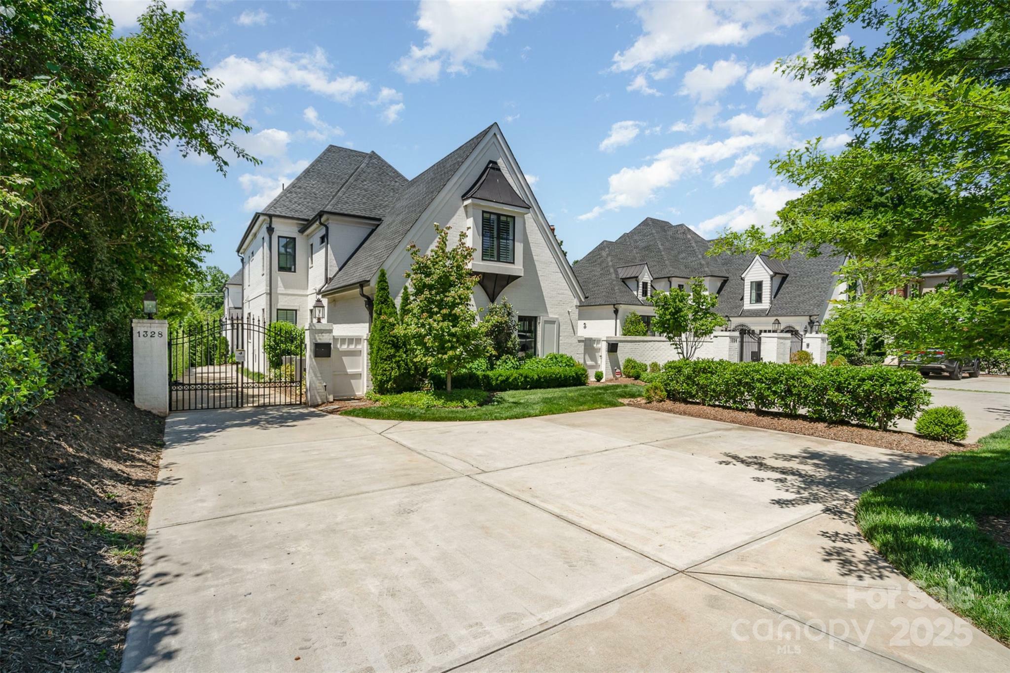 Property Photo:  1328 S Kings Drive  NC 28207 