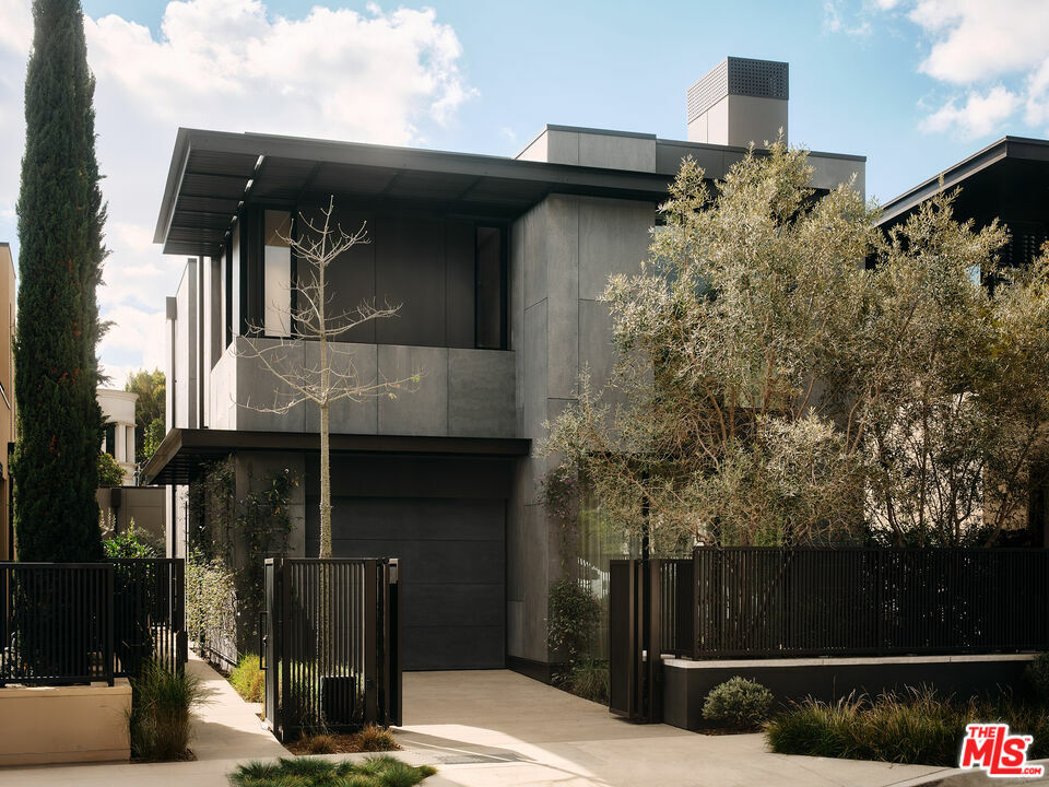 Property Photo: 8899 Beverly Blvd CA 90048