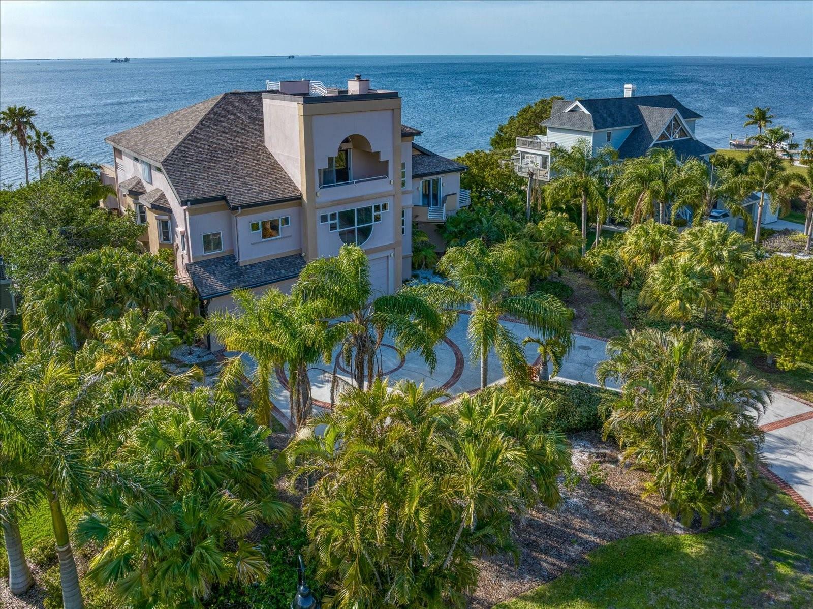 Property Photo:  812 Point Seaside Drive  FL 34681 