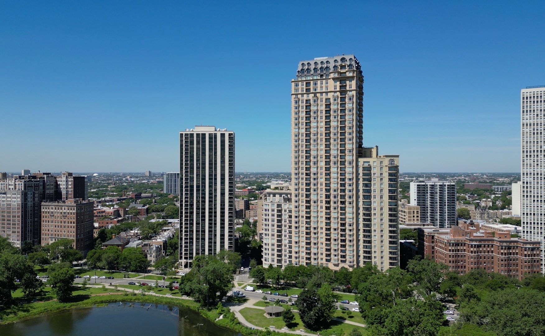 Property Photo: 2550 N Lakeview Avenue N2003 IL 60614