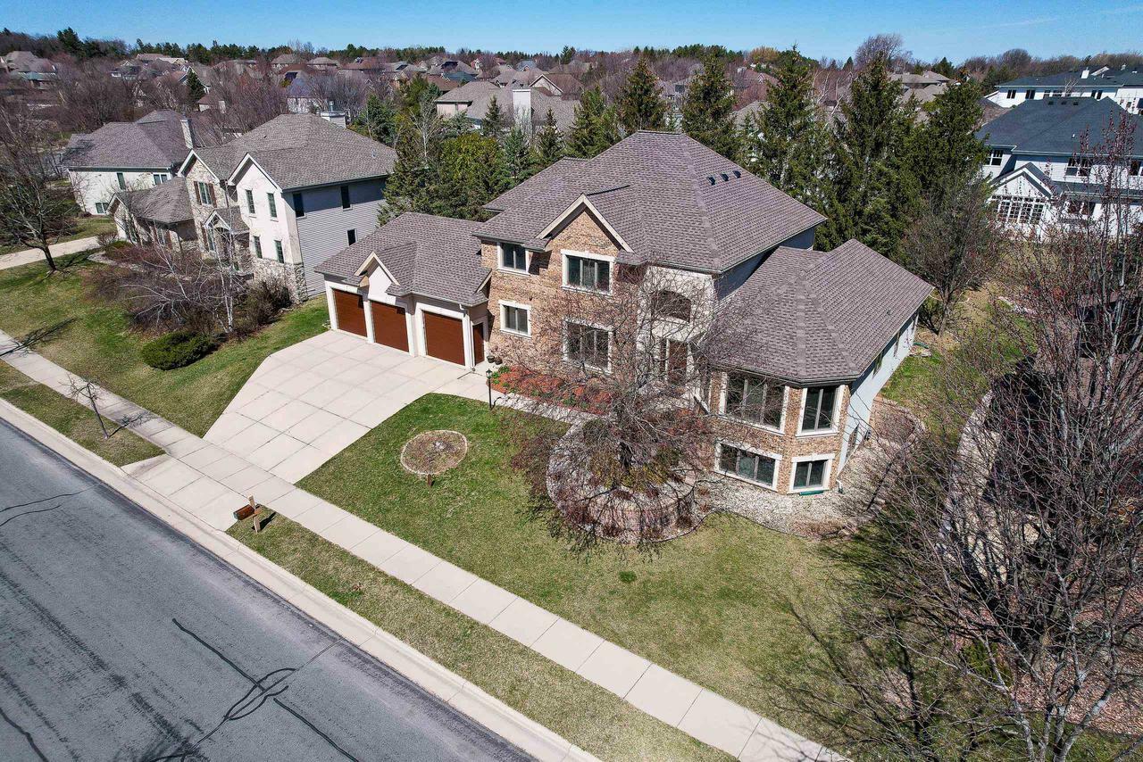 Property Photo: 929 Winding Way WI 53562