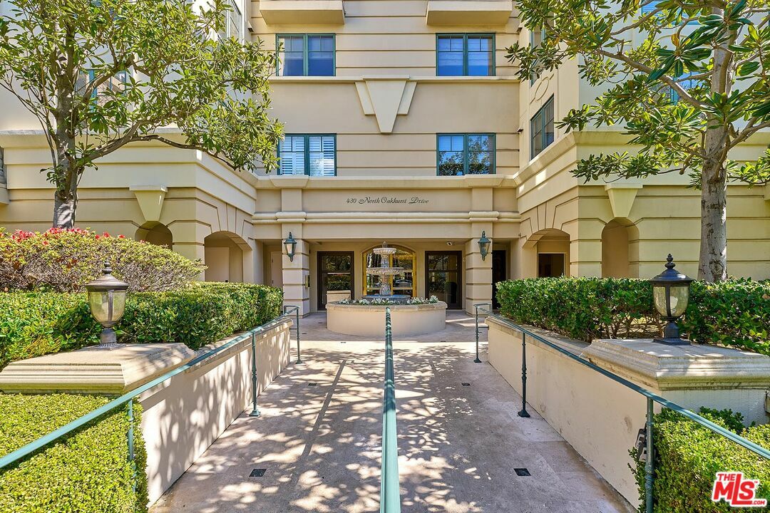 Property Photo:  430 N Oakhurst Dr 202  CA 90210 