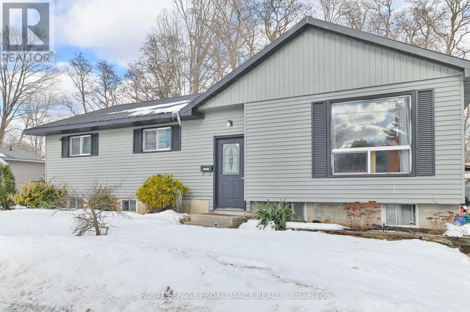 Property Photo: 27 Thurlow Queen Street ON K0K 2V0