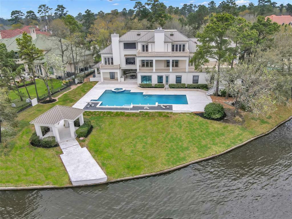 Property Photo: 10 W Isle Place TX 77381