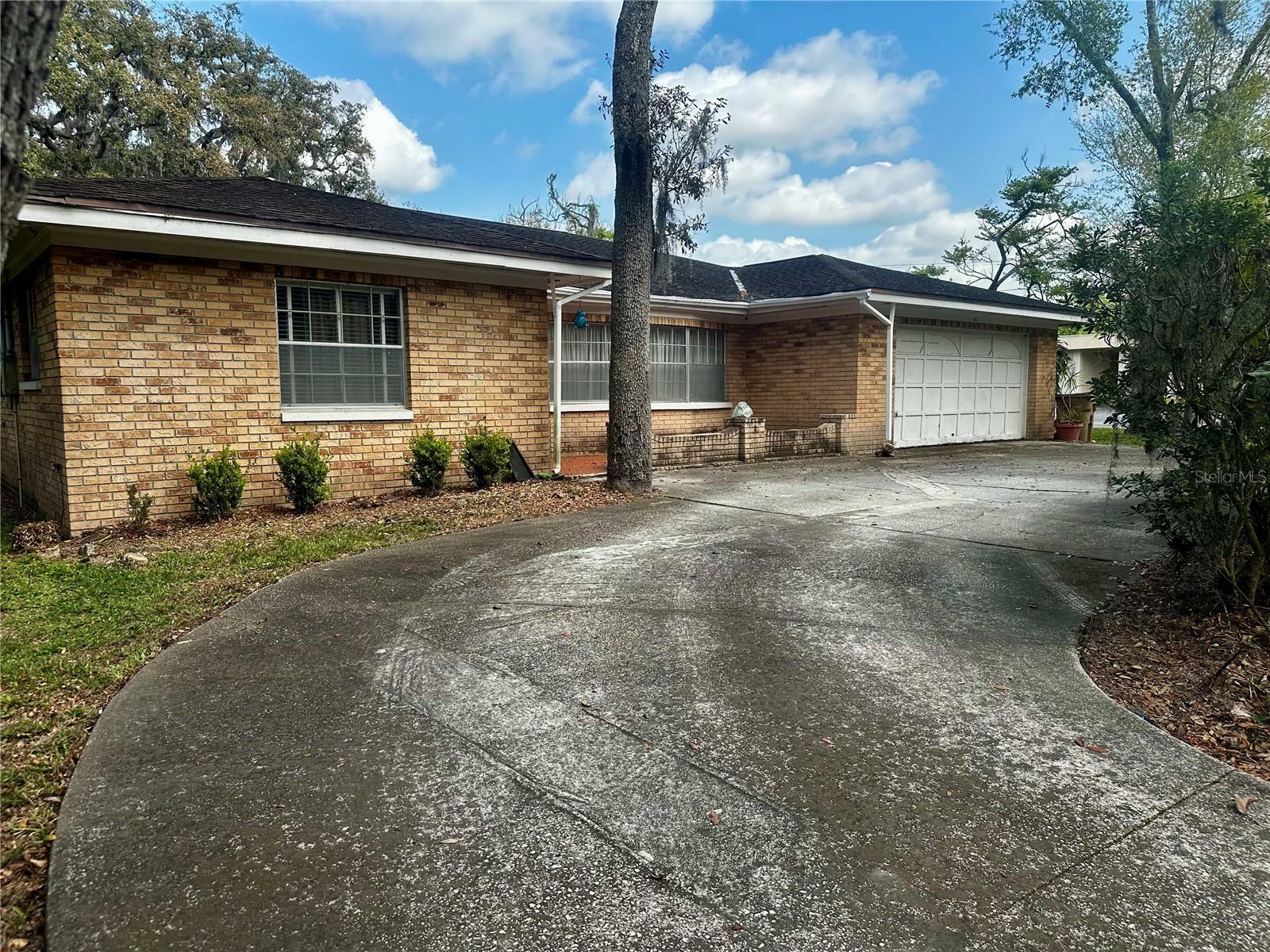 Property Photo:  406 Bullard Parkway  FL 33617 