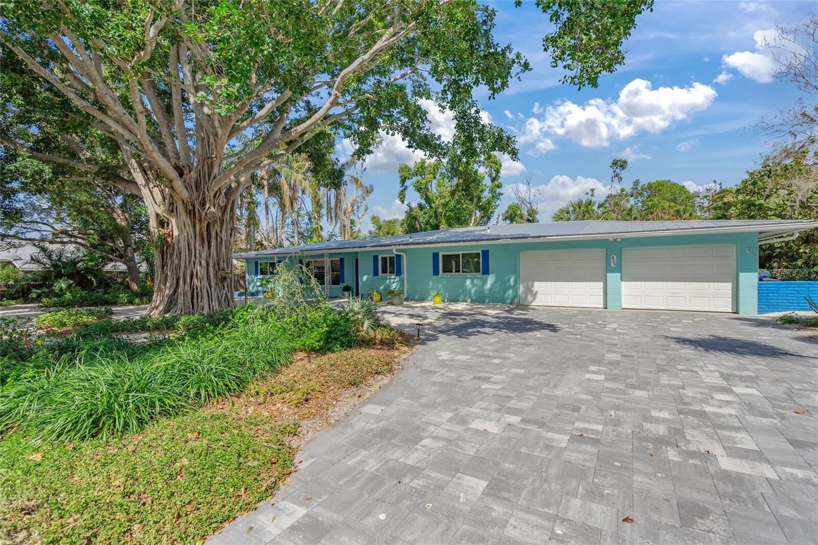 Property Photo: 425 Poincianna Drive FL 34243