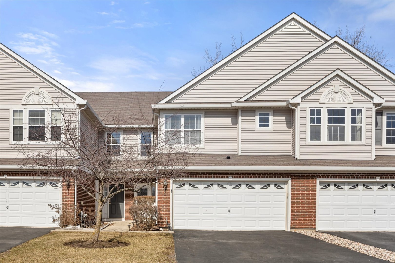 Property Photo: 8603 Foxborough Way 8603 IL 60431