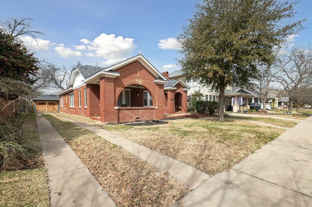 Property Photo:  2216 5th Avenue  TX 76110 