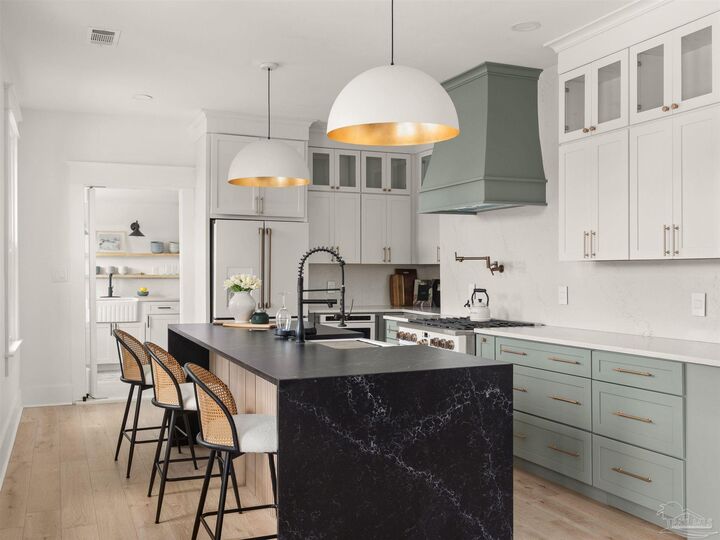 Property Photo: 200 W Wright St FL 32501
