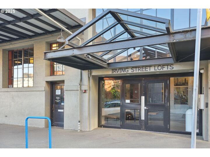 1314 NW Irving St 701  Portland OR 97209 photo