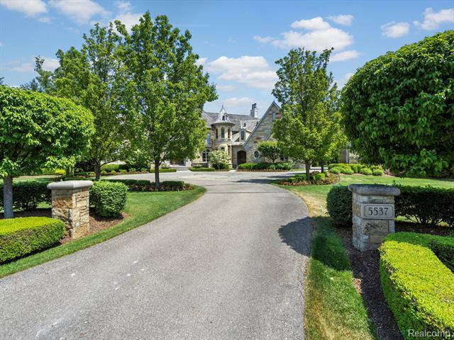 Property Photo: 5537 Orchard Ridge Drive MI 48306
