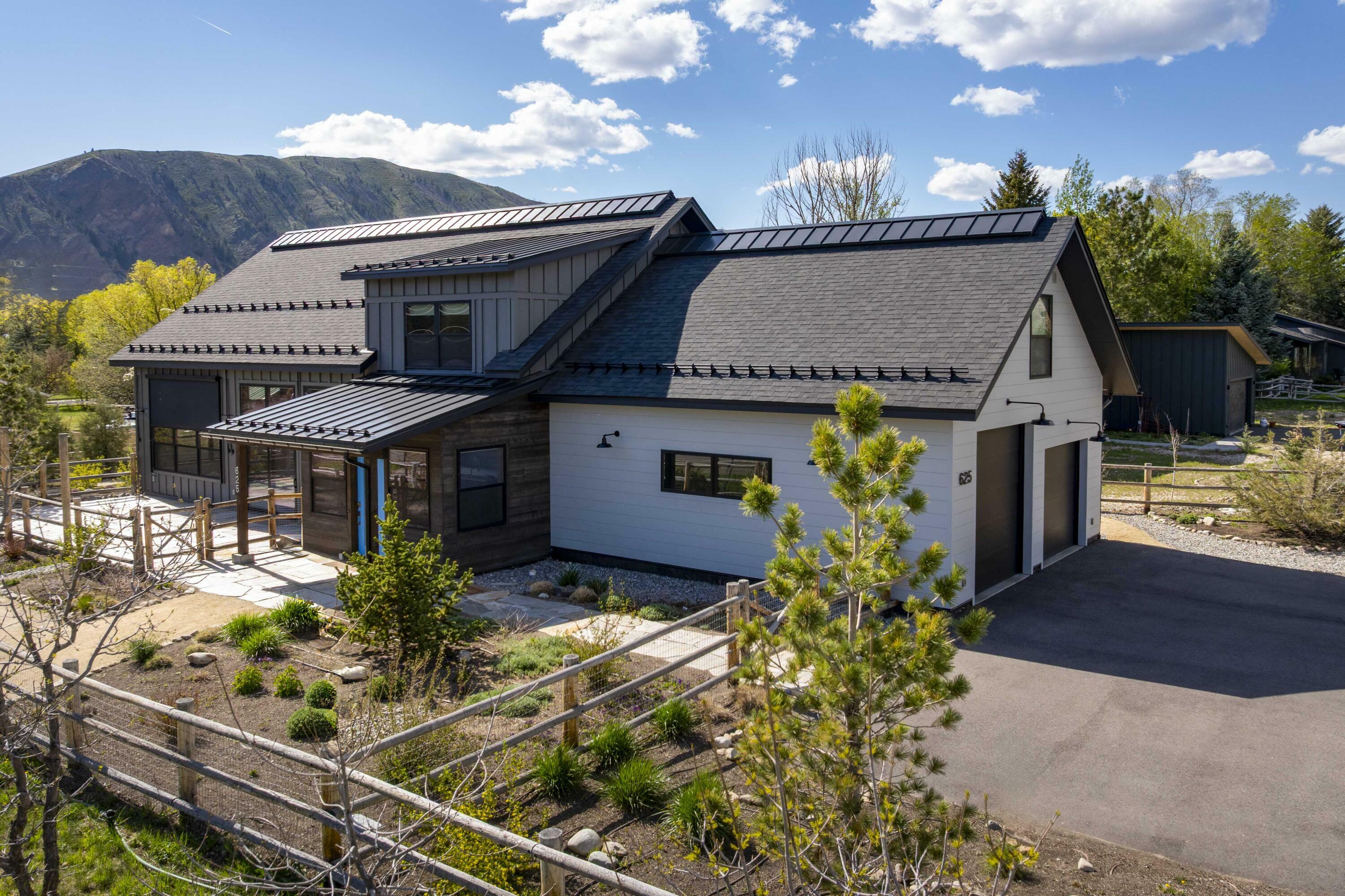 Property Photo:  625 E Bullion St  ID 83333 